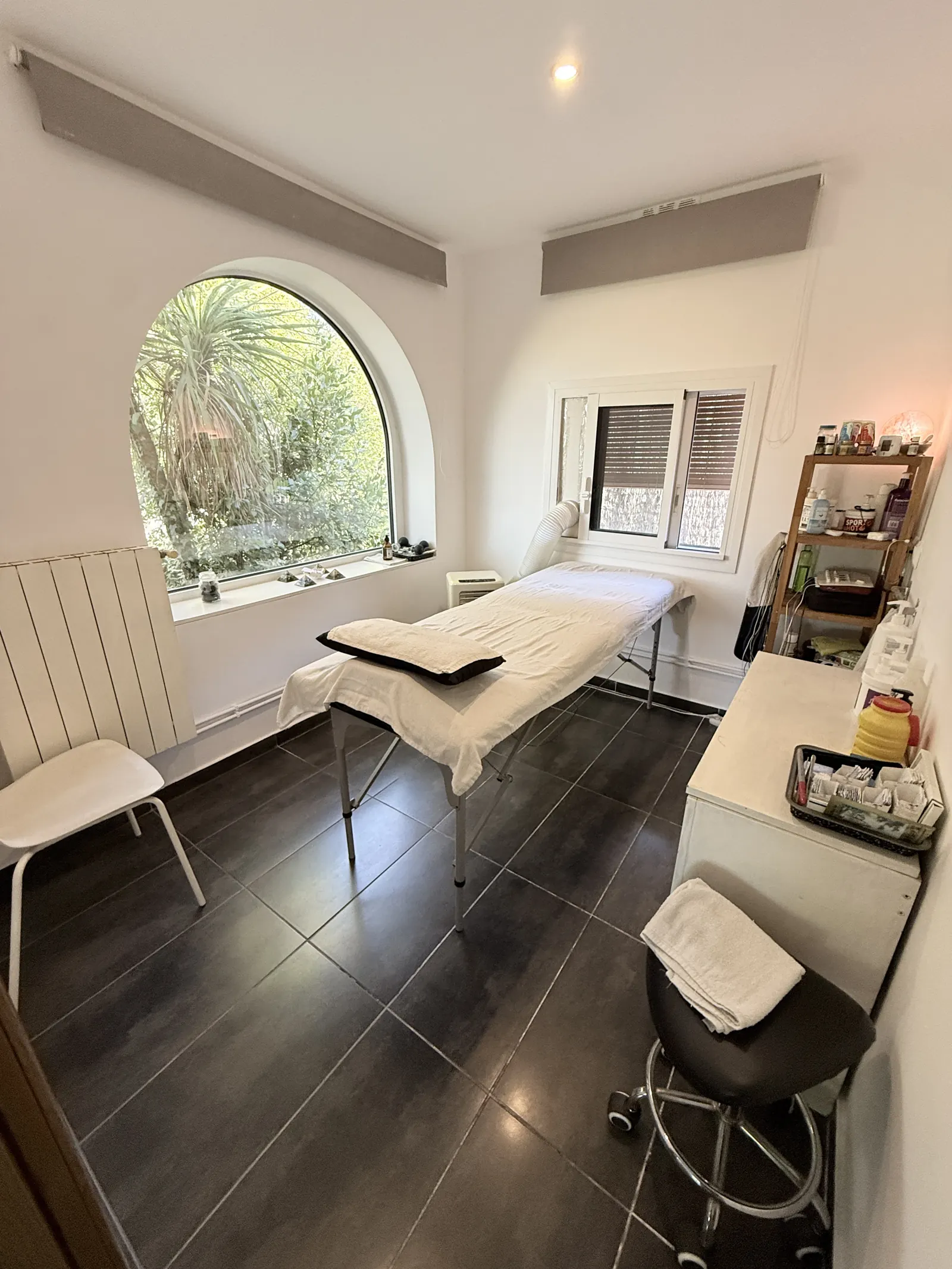Sala de tratamiento con la ventana de arco y luz natural